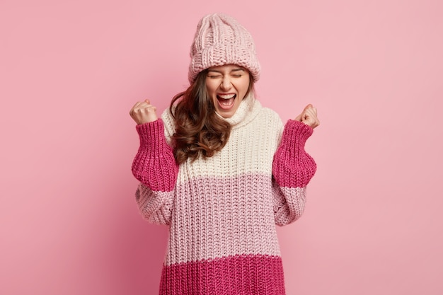 Free photo young woman wearing colorful winter clothes