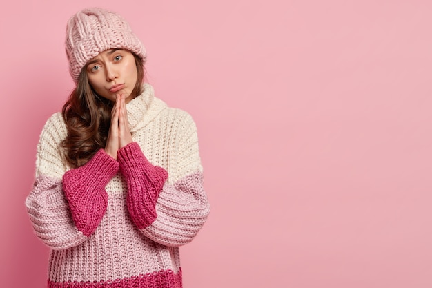 Foto gratuita giovane donna che indossa abiti invernali colorati