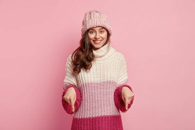 Foto gratuita giovane donna che indossa abiti invernali colorati