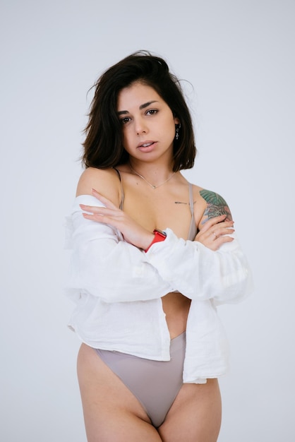 Free photo young woman wearing comfortable underwear and a open shirt