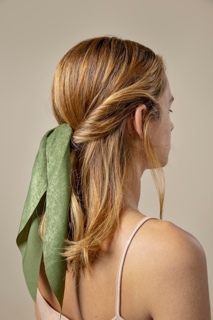 無料Photo ヘアアクセサリーとしてハンカチを身に着けている若い女性