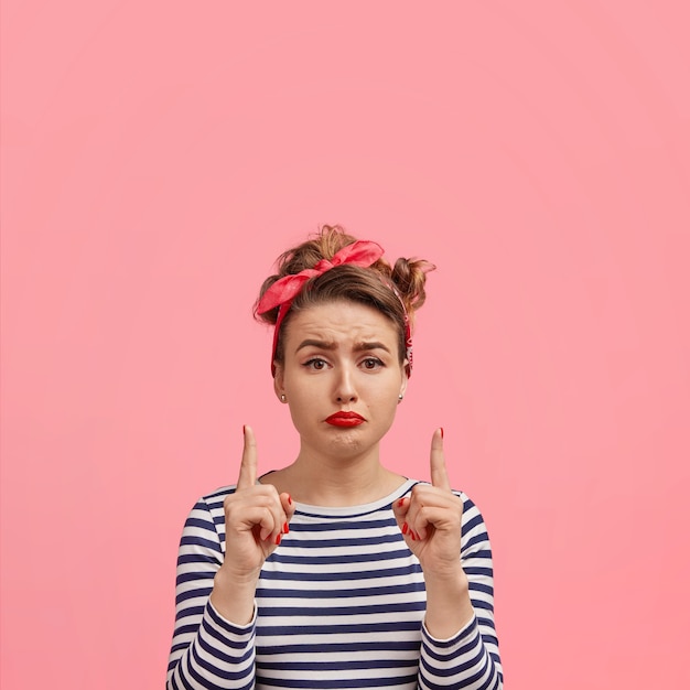 Free photo young woman wearing headband and striped blouse