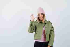 Free photo young woman wearing a jacket and a pink hat