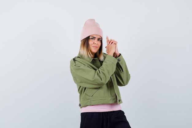 Free photo young woman wearing a jacket and a pink hat