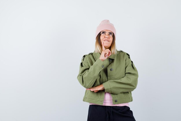 Free photo young woman wearing a jacket and a pink hat