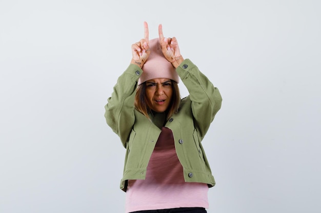 Free photo young woman wearing a jacket and a pink hat