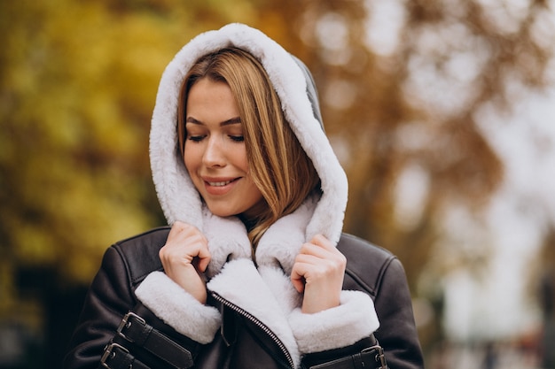外を歩くジャケットを着た若い女性