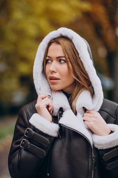 Foto gratuita giacca da portare della giovane donna che cammina fuori