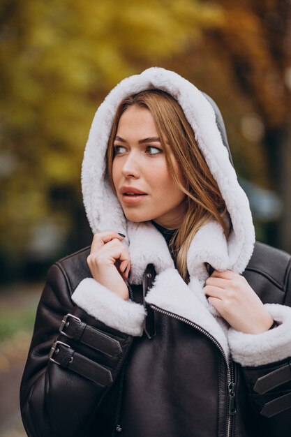 外を歩くジャケットを着た若い女性