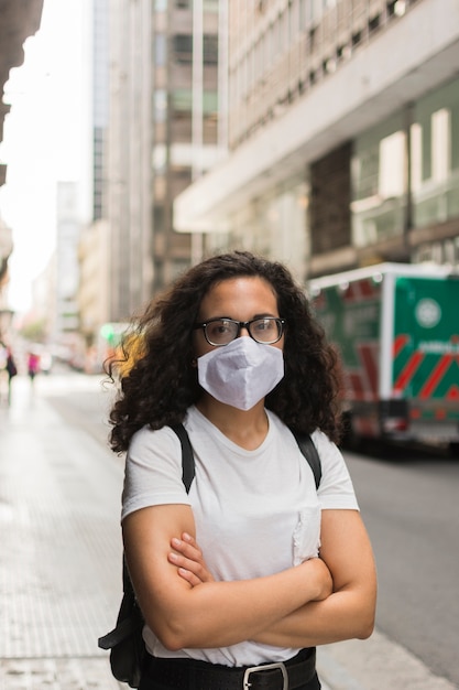 Foto gratuita giovane donna che indossa una maschera medica