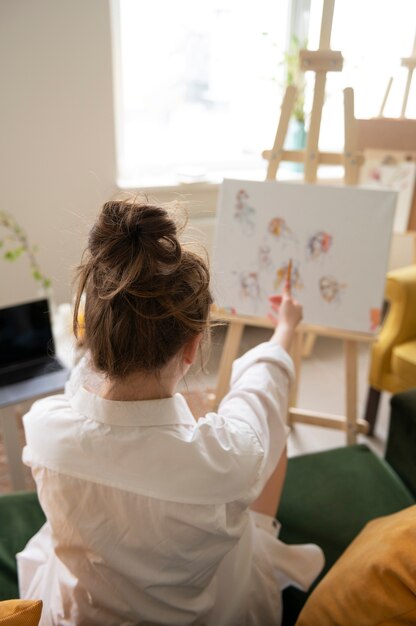 Free photo young woman wearing messy bun hairstyle