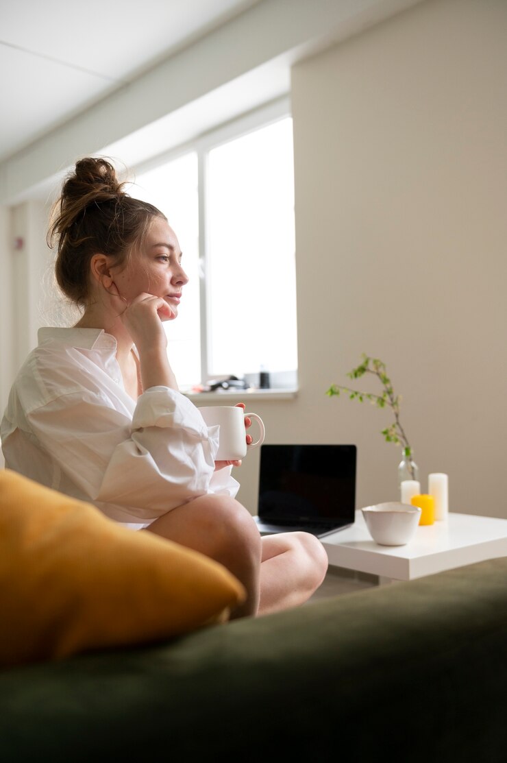 無料Photo 散らかったお団子の髪型を身に着けている若い女性