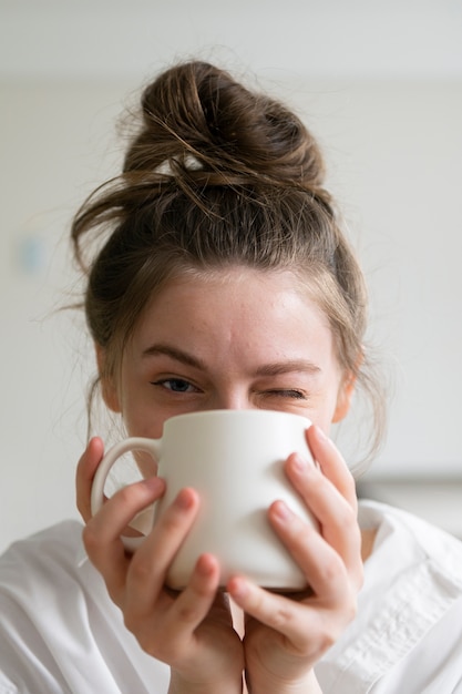 Free photo young woman wearing messy bun hairstyle