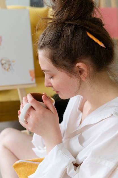 散らかったお団子の髪型を身に着けている若い女性