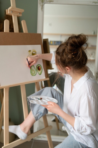 Free photo young woman wearing messy bun hairstyle