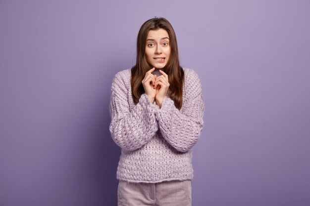 紫のセーターを着ている若い女性