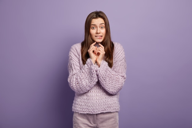 Молодая женщина в фиолетовом свитере