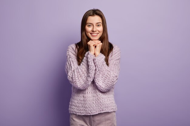 紫のセーターを着ている若い女性