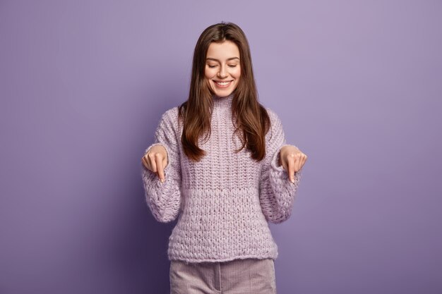 보라색 스웨터를 입고 젊은 여자