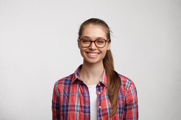 Giovane donna che indossa camicia a righe e occhiali da vista