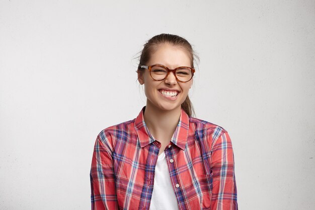 Молодая женщина в полосатой рубашке и очках