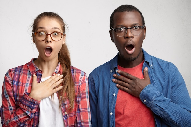 Foto gratuita giovane donna che indossa camicia a righe e occhiali da vista