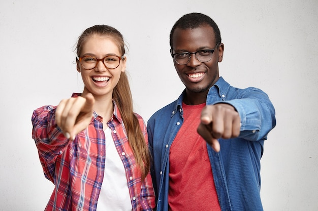 Free photo young woman wearing striped shirt and eyeglasses