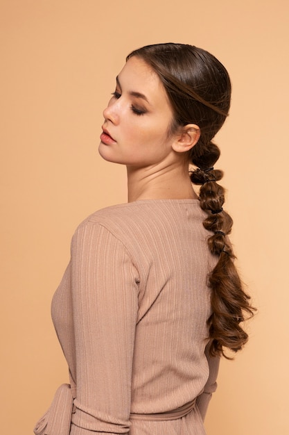 Free photo young woman wearing a trendy hairstyle