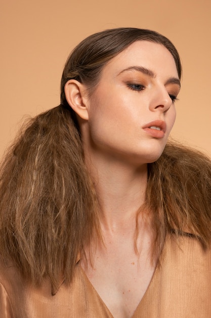 Free photo young woman wearing a trendy hairstyle