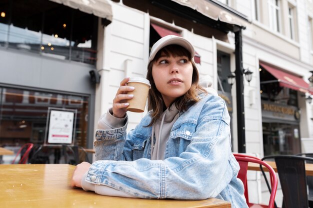 トラッカーハットをかぶった若い女性