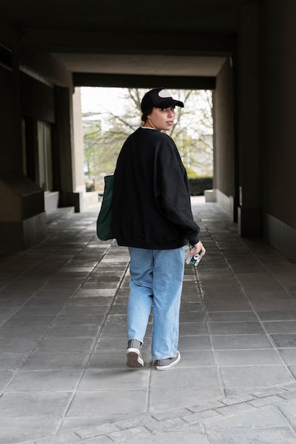 Foto gratuita giovane donna che indossa il cappello del camionista