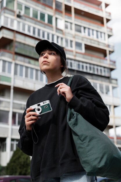 トラッカーハットをかぶった若い女性