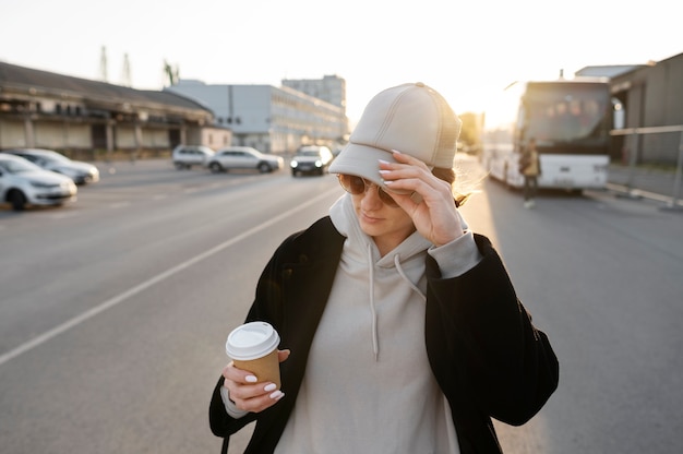 Foto gratuita giovane donna che indossa il cappello del camionista