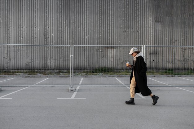 トラッカーハットをかぶった若い女性