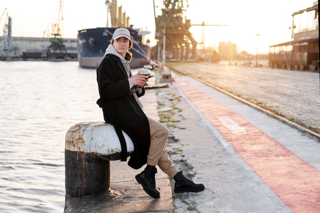 Foto gratuita giovane donna che indossa il cappello del camionista