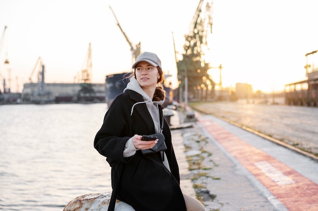 Foto gratuita giovane donna che indossa il cappello del camionista