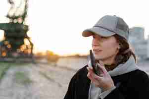 Foto gratuita giovane donna che indossa il cappello del camionista