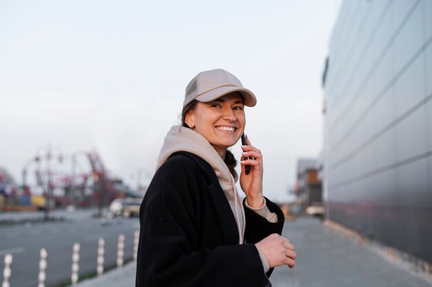 トラッカーハットをかぶった若い女性