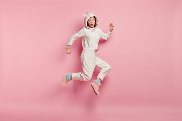 無料Photo ユニコーンのパジャマを着ている若い女性