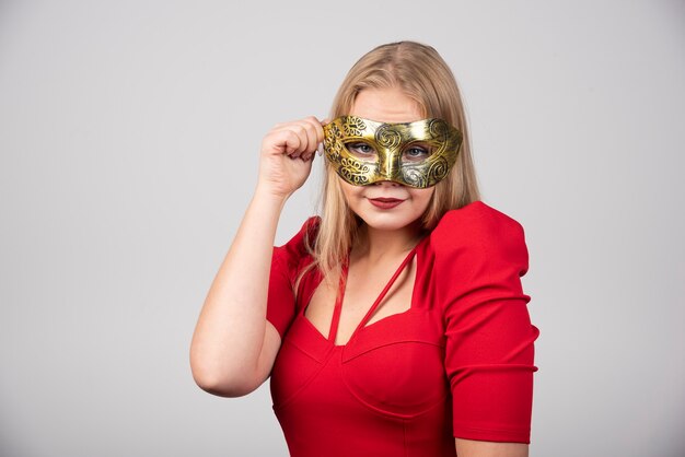 Молодая женщина в маске венецианского карнавала