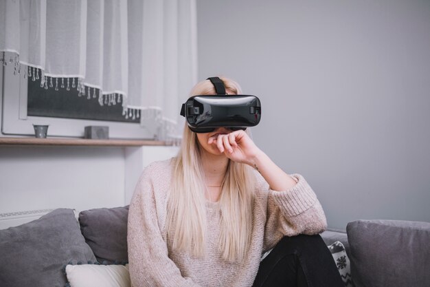 VRの眼鏡を着ている若い女性