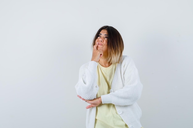 Free photo young woman wearing a white cardigan