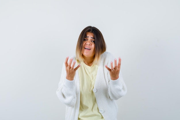 Foto gratuita giovane donna che indossa un cardigan bianco