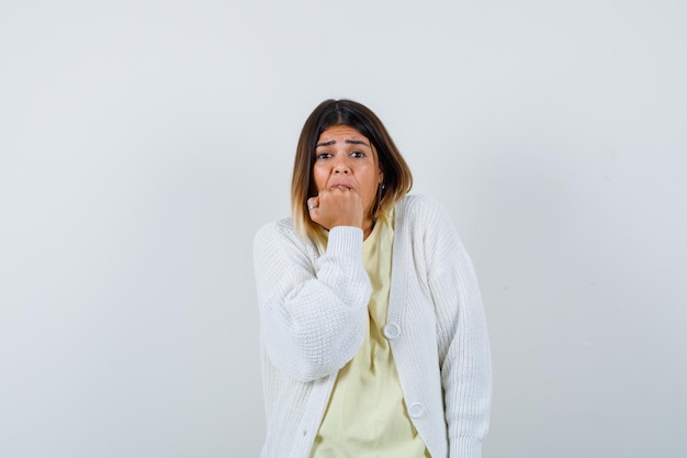 Foto gratuita giovane donna che indossa un cardigan bianco