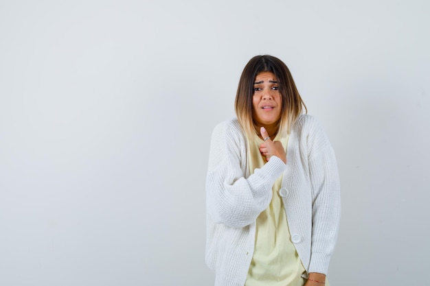 Foto gratuita giovane donna che indossa un cardigan bianco