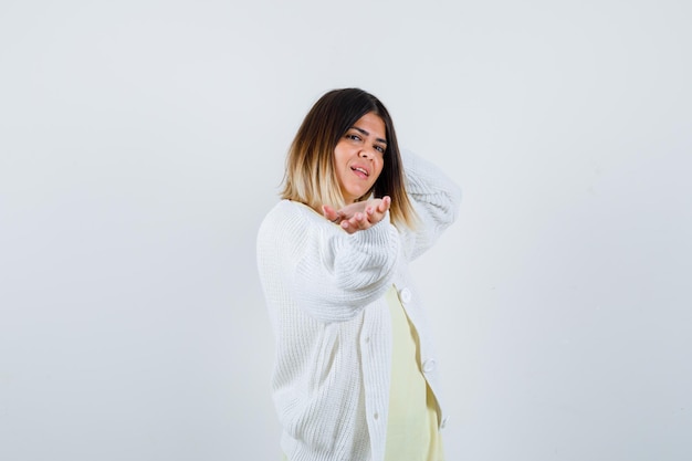 Foto gratuita giovane donna che indossa un cardigan bianco