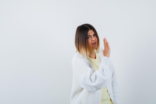 Foto gratuita giovane donna che indossa un cardigan bianco