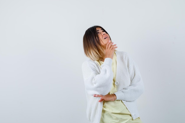 Giovane donna che indossa un cardigan bianco