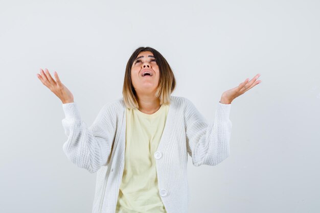 Giovane donna che indossa un cardigan bianco