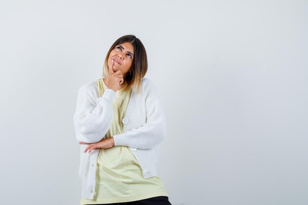 Giovane donna che indossa un cardigan bianco